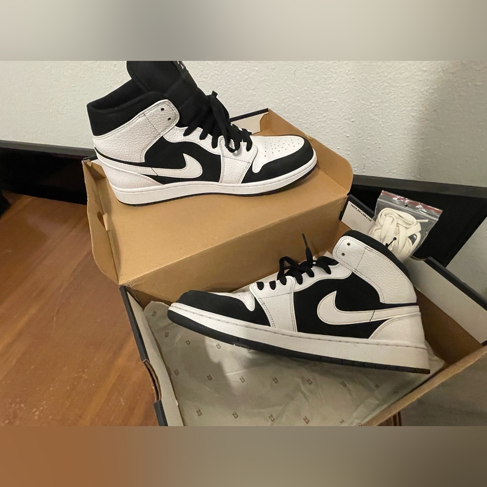 Air Jordan mid (2018 tuxedo)